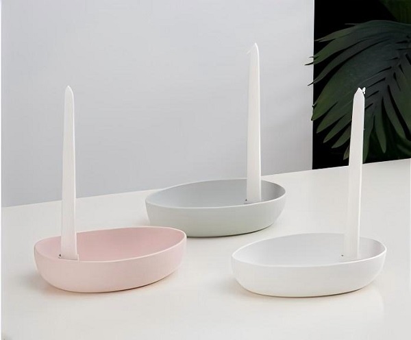 Fós ag baint úsáide as candlesticks gnáth? Bain triail as an candlestick ceirmeach seo a chomhcheanglaíonn dearadh nua-aimseartha le ceardaíocht fíorálainn lámhdhéanta chun atmaisféar a chruthú nach féidir leat a mhacasamhlú.